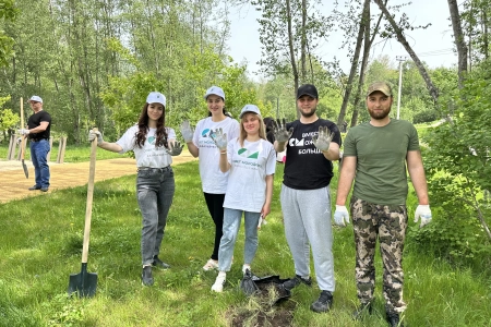 Сотрудники Кавказцемента высадили 150 молодых сосенок в рамках акции «Сад Памяти»