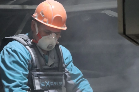 Сотрудники цементного завода работают в паре с роботом